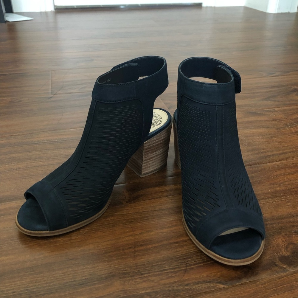 Vince Camuto - Lavette Perforate Peep Toe